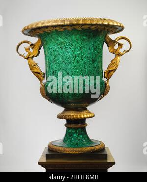 Monumentale vaso lapidario: Inizio 19th secolo; piedistallo e montature: 1819 piedistallo e montature di Pierre Philippe Thomire la Malachite francese è un minerale di carbonato spesso associato con minerali di rame. Come spiegato da Jeffrey Post, 'cresce in strati di cristalli piccoli, e i suoi colori sono correlati con diverse dimensioni di cristallo: I cristalli più piccoli formano bande di verde chiaro e quelli più grandi ne fanno più scuri."[1] alla fine del XVIII e XIX secolo, la maggior parte della malachite proveniva da miniere in Russia di proprietà della nobile famiglia Demidov, che sfruttavano cave di pietra dura e depositi metallici nelle loro proprietà Foto Stock