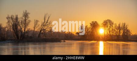 Bellissima alba su un lago ghiacciato Foto Stock