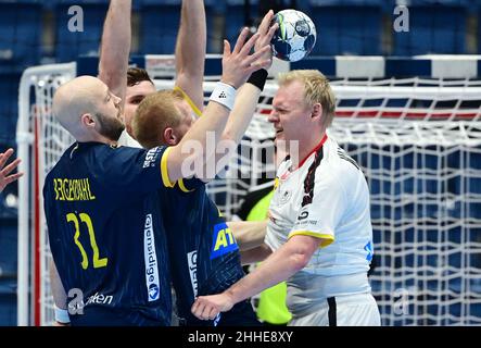 Bratislava, Slovacchia. 23rd Jan 2022. Pallamano: Campionato europeo, Germania - Svezia, turno principale, Gruppo 2, giornata 3. Patrick Wiencek (r-l) in Germania in azione con Jim Gottfridsson, Johannes Golla in Germania e Oscar Bergendahl in Svezia. Il 24 gennaio 2022, il DHB aveva annunciato altri due casi positivi di Corona, tra cui Wiencek. Credit: Marijan Murat/dpa/Alamy Live News Foto Stock