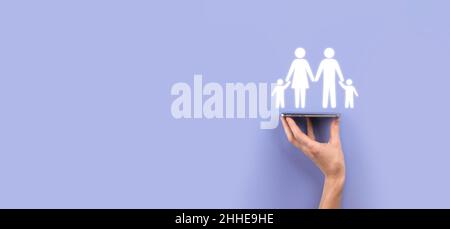 Tenere la mano giovane icona di famiglia. Assicurazione sulla vita familiare,supporto e servizi,politica familiare e supporto famiglie concepts.Happy Family Concept.Copy sp Foto Stock