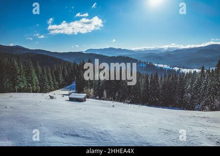 Paesaggio naturale. Glade nella foresta su una catena montuosa. Giornata invernale soleggiata. Foto Stock