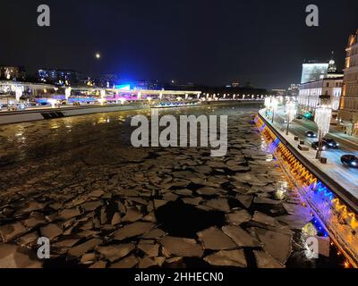 Il ghiaccio che sgocciolano galleggia sul fiume. Il ghiaccio che deriva sul fiume Mosca Foto Stock