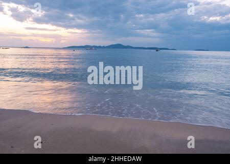 Tramonto sulla spiaggia accogliente Pattaya Thailandia, la spiaggia durante il tramonto a Pattaya Thailandia Foto Stock