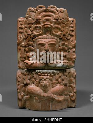 Seduto Figura Censore (incensario) 5th–6th secolo Maya censori, o incensarios, sono stati scoperti in una vasta gamma di contesti, dai gradini dei templi agli interni grotta, indicanti l'importanza di bruciare rituali in Mesoamerica antica. Si pensa che le nuvole di fumo, prodotte dal bruciore dell'incenso copale, accompagnino ogni grande cerimonia nel regno Maya. Raffigurata sul censore qui è raffigurata una figura seduta, forse un regnante, circondata da aspetti di creature mitologiche che sono accatastate intorno alla testa e simmetricamente fiancheggiano i suoi lati. La figura centrale è Foto Stock