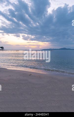 Tramonto sulla spiaggia accogliente Pattaya Thailandia, la spiaggia durante il tramonto a Pattaya Thailandia Foto Stock