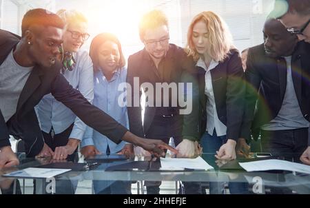 capo e il gruppo di lavoro che discute i documenti finanziari. Foto Stock