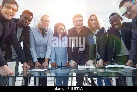 capo e il gruppo di lavoro che discute i documenti finanziari. Foto Stock