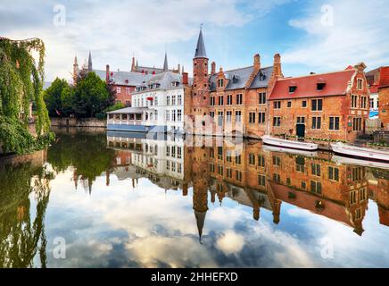 Bruges - tradizionali canali della città nel centro storico medievale. Belgio Foto Stock