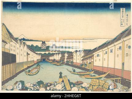 Nihonbashi in Edo (Edo Nihonbashi), dalla serie trentasei viste del Monte Fuji (Fugaku sanjūrokkei) ca. 1830–32 Katsushika Hokusai viste giapponesi del distretto centrale della vecchia Edo come questo sono spesso caratterizzate da tre motivi: L'arco di Nihonbashi (letteralmente, 'Ponte del Giappone') insieme ai tetti a livelli del Castello di Edo e il lontano Monte. Fuji. Oltre ad essere la prima tappa del Tōkaidō, la forma distintiva e la posizione prominente di Nihonbashi gli valse l'importanza di un simbolo della capitale. In questa composizione, Hokusai radical cropping del primo piano bri Foto Stock