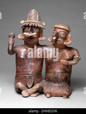 Coppia di antenati 1st secolo a.C.-d.C. 3rd secolo Ixtlán del Río queste grandi figure cave di ceramica maschile e femminile, unite alle spalle e ai fianchi, sono pensate per rappresentare importanti antenati di un'antica comunità del Messico occidentale. Il maschio è seduto a gambe incrociate, e indossa un mantello o un mantello con un motivo slip-painted. Il suo tessuto a laccio è dotato di un protettore genitale a forma di scoop attaccato. Indossa un cappello conico con un disegno a zig-zag e una frangia inferiore, e tiene in mano destra un guscio di picchiettio o di conca. La femmina si siede con le gambe estese e indossa una gonna a tutta lunghezza con tracce di un ela Foto Stock