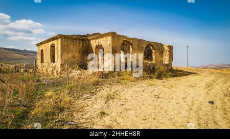 Antica fattoria abbandonata nella campagna siciliana, Caltanissetta, Sicilia, Italia, Europa Foto Stock