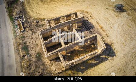 Antica fattoria abbandonata nella campagna siciliana, Caltanissetta, Sicilia, Italia, Europa Foto Stock