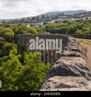 Regno Unito, Galles, Merthyr Tydfil, Cefn coed y Cymmer, viadotto ferroviario che porta Taff Trail sul fiume Taff Foto Stock