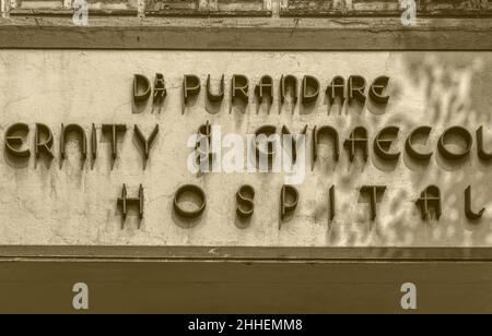 12 17 2021 cartello Art Deco del Dr Purandare maternità e ospedale ginecologico Chowpatty Merindrive Queens Neclass Mumbai Maharashtra India. Foto Stock