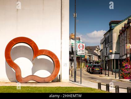 Regno Unito, Galles, Merthyr Tydfil, High Street, Penderyn Square, 4m scultura di cuore di ferro alta dell'artista David Appleyard Foto Stock
