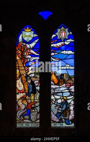 Regno Unito, Inghilterra, Warwickshire, Tysoe, Assunzione della Beata Vergine Maria, C di e chiesa, stazione dei vigili del fuoco centenario memoriale vetrate Foto Stock