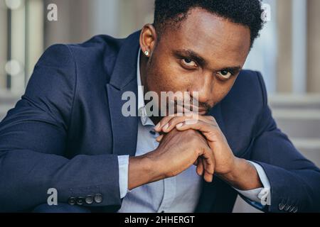 Depresso l'uomo d'affari afroamericano che guarda la fotocamera in primo piano ritratto Foto Stock