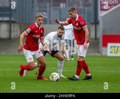 Sport, calcio, Lega Regionale Ovest, 2021/2022, Rot Weiss Essen vs. Wuppertaler SV 2-1, Stadio Essen, Hafenstrasse, scena della partita, f.l.t.r. Cedric Harenbrock (RWE), Valdet Rama (WSV), Niklas Tarnat (RWE) Foto Stock