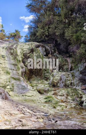 Il cratere di zolfo nel Wai-O-Tapu Wonderland vulcanica, l'isola nord, Nuova Zelanda Foto Stock