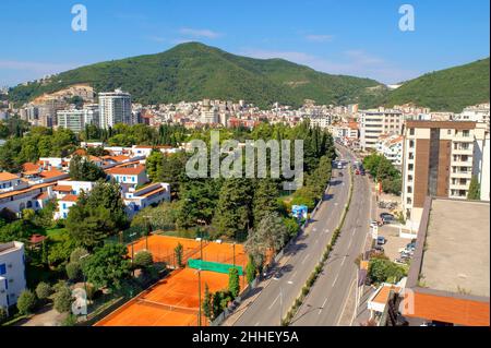 Montenegro - Budva: 6 settembre 2021: Vista aerea della città di Budva con traffico stradale. Strada principale della città turistica con edifici residenziali Foto Stock