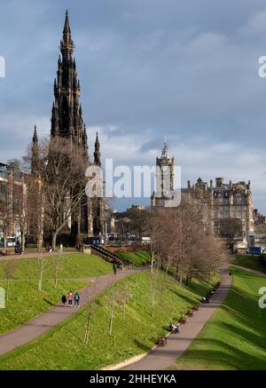 Princess Garden Street, Edimburgo, Scozia, UK Weather, 24th gennaio 2022. Una gloriosa mattinata allo Scott Monument di Edimburgo, mentre il resto del Regno Unito è coperto da una nuvola. Credit: Tom McATEE/Alamy Live News Foto Stock