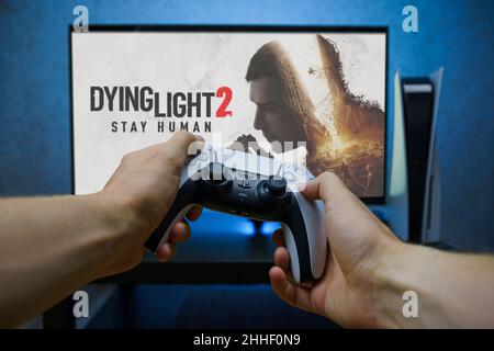 Dying Light 2 Stay Human videogioco. Angolo di visione del gioco con console PlayStation 5. Foto Stock