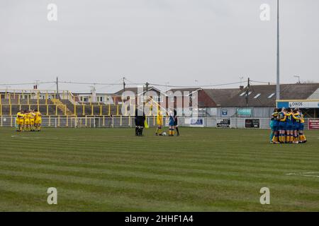 Canvey Island, Regno Unito. 23rd Jan 2022. Canvey Island, Inghilterra, 23rd gennaio 2022 i Captains di entrambe le squadre colpiscono i pugni mentre le loro squadre si accovacciano nella divisione 1 di se della lega nazionale delle donne di fa a Park Lane, Canvey Island, Inghilterra Danielle Ward/SPP accreditamento: SPP Sport Press Foto. /Alamy Live News Foto Stock