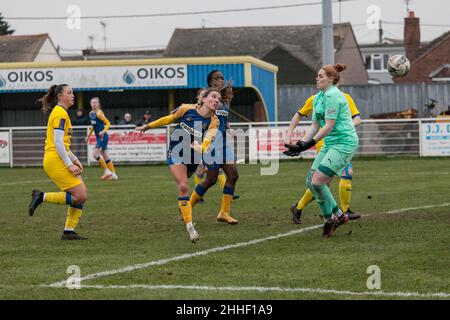 Canvey Island, Regno Unito. 23rd Jan 2022. Canvey Island, Inghilterra, 23rd gennaio 2022 Sasha Adamson (12 hashtag United) testa la palla nella fa Women's National League se Division 1 a Park Lane, Canvey Island, Inghilterra Danielle Ward/SPP Credit: SPP Sport Press Photo. /Alamy Live News Foto Stock