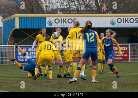 Canvey Island, Regno Unito. 23rd Jan 2022. Canvey Island, Inghilterra, 23rd gennaio 2022 hashtag United e AFC Wimbledon battaglia per la palla nella fa Women's National League se Division 1 a Park Lane, Canvey Island, Inghilterra Danielle Ward/SPP credito: SPP Sport Press Foto. /Alamy Live News Foto Stock