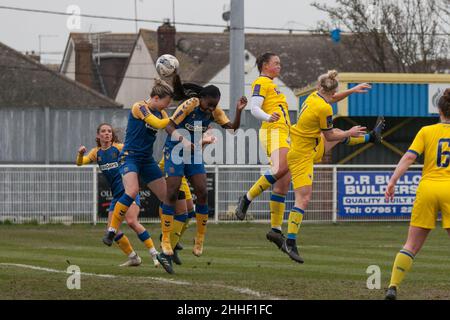 Canvey Island, Regno Unito. 23rd Jan 2022. Canvey Island, Inghilterra, 23rd gennaio 2022 giocatori si sfidano per la testata nella fa Women's National League se Division 1 a Park Lane, Canvey Island, Inghilterra Danielle Ward/SPP Credit: SPP Sport Press Photo. /Alamy Live News Foto Stock