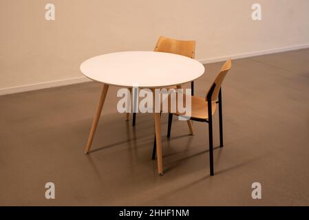 tavolo da ufficio con due sedie Foto Stock