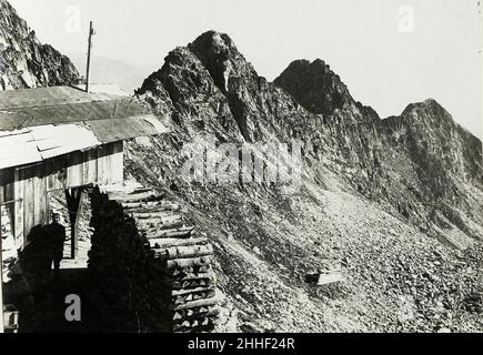 Standpunkt Passo Paradiso, Drahtseilbahnstation unterhalb Passo Paradiso, die drei Spitzen Monticellokamm. Foto Stock