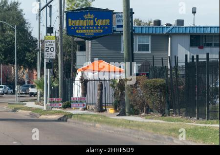 Houston, Stati Uniti. 23rd Jan 2022. Un cartello che fa pubblicità a un Pop-up Covid-19 testing location è visto a Houston, Texas il 23 gennaio 2022. La legittimità di questi siti di test è in discussione e in corso di indagine. (Foto di Jennifer Lake/SIPA USA) Credit: Sipa USA/Alamy Live News Foto Stock