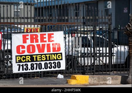 Houston, Stati Uniti. 23rd Jan 2022. Un cartello che fa pubblicità a un Pop-up Covid-19 testing location è visto a Houston, Texas il 23 gennaio 2022. La legittimità di questi siti di test è in discussione e in corso di indagine. (Foto di Jennifer Lake/SIPA USA) Credit: Sipa USA/Alamy Live News Foto Stock