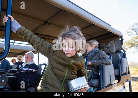 Ragazzo giovane in veicolo safari, Delta Okavango, Botswana Foto Stock