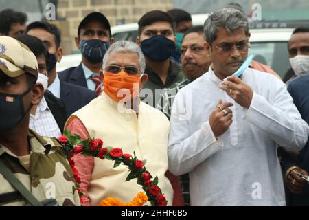 Kolkata, India. 23rd Jan 2022. Bharatiya Janata Party (BJP) il Vice Presidente Nazionale Dilip Ghosh rende omaggio floreale durante un evento per celebrare il 125th anniversario di nascita di Netaji Subhas Chandra Bose a Red Road. (Foto di Dipa Chakraborty/Pacific Press) Credit: Pacific Press Media Production Corp./Alamy Live News Foto Stock