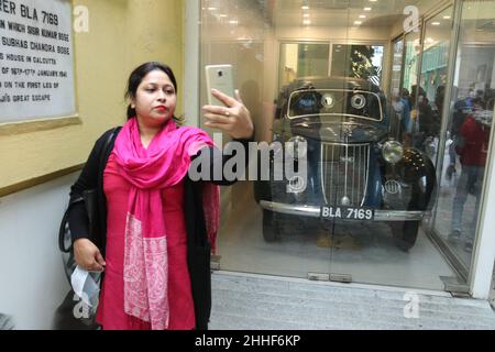 Kolkata, India. 23rd Jan 2022. Una donna prende selfie di fronte alla storica Wandere Car a Netaji Subash Chandra Bose House a Kolkata (Foto di Dipa Chakraborty/Pacific Press) Credit: Pacific Press Media Production Corp./Alamy Live News Foto Stock