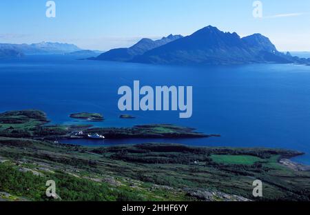 Vista di un piccolo porto e isole sullo sfondo nel 1999, analogico. Sole luminoso, e il mare. Estate. Foto Stock
