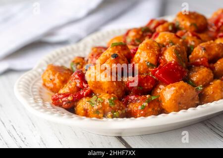 Piatti tradizionali turchi deliziosi; bulgur aglio polpetta (nome turco; Sarimsakli bulgur kofte o Fellah koftesi). Foto Stock