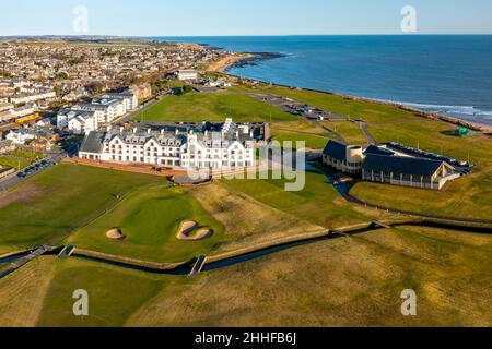 Vista aerea dal drone di Carnoustie Golf Links clubhouse e hotel a Carnoustie, Angus, Scozia, Regno Unito Foto Stock