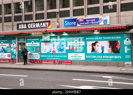 Centro di prova covid in un ex negozio di articoli da regalo vicino alla cattedrale, Colonia, Germania. Covid Testzentrum in ehemaligen Souvenirladen nahe Dom, Koeln, Deutschland. Foto Stock