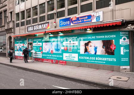 Centro di prova covid in un ex negozio di articoli da regalo vicino alla cattedrale, Colonia, Germania. Covid Testzentrum in ehemaligen Souvenirladen nahe Dom, Koeln, Deutschland. Foto Stock
