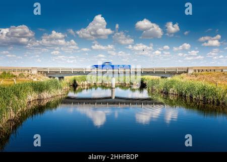 Piccolo ponte sull'autostrada in Montana, un'auto che passa vicino Foto Stock