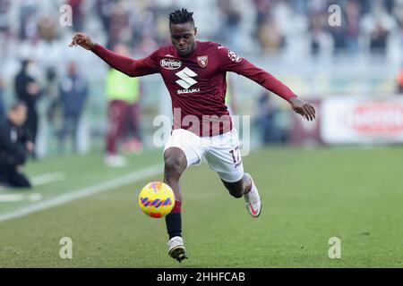 Torino, Italia. 23rd Jan 2022. Torino, Italia, Gennaio 23 2022, Wilfried Singo (Torino FC) durante il Torino FC vs US Sassuolo, Campionato italiano di calcio A match a Torino, Italia, Gennaio 23 2022 Credit: Independent Photo Agency/Alamy Live News Foto Stock