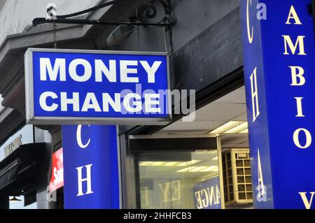 Copenhagen/Denmark./24 Januaryr 2022/ Ufficio cambio denaro su strioeget nella capitale danese Copenhagen Denmark (Photo..Francis Joseph Dean/Dean Pictures) Foto Stock