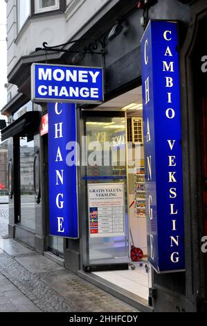 Copenhagen/Denmark./24 Januaryr 2022/ Ufficio cambio denaro su strioeget nella capitale danese Copenhagen Denmark (Photo..Francis Joseph Dean/Dean Pictures) Foto Stock