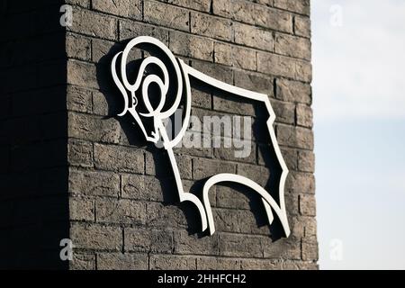 Foto di archivio datata 18-01-2022 di un logo fuori del Pride Park Stadium, casa della contea di Derby. Una riunione per discutere il futuro di Derby è stata posticipata per consentire agli amministratori di compiere 'ulteriori progressi', ha detto l'EFL.Picture date: Martedì 18 gennaio 2022. Data di emissione: Lunedì 24 gennaio 2022. Foto Stock