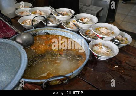 Soto Gading è una zuppa di pollo molto famosa nella città di Surakarta. A molti uomini d'affari, funzionari e presidenti piace questa zuppa di pollo. Foto Stock