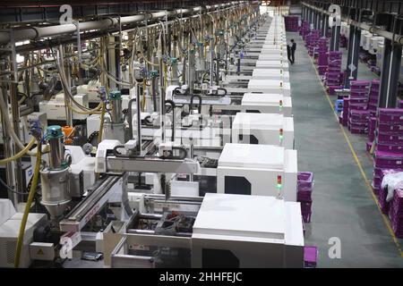 Guangzhou, la provincia cinese di Guangdong. 2nd Dic 2021. Una fabbrica che produce mattoni giocattolo è raffigurata a Shantou City, provincia cinese meridionale di Guangdong, 2 dicembre 2021. Credit: Deng Hua/Xinhua/Alamy Live News Foto Stock