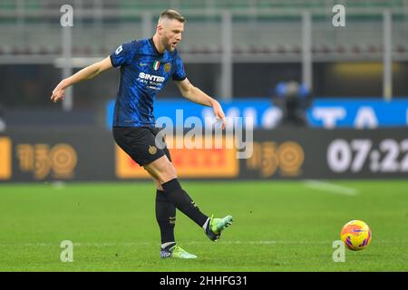 Milano, Italia. 22nd, Gennaio 2022. Milano Skriniar (37) di Inter ha visto nella Serie un incontro tra Inter e Venezia a Giuseppe Meazza di Milano. (Photo credit: Gonzales Photo - Tommaso Fimiano). Foto Stock